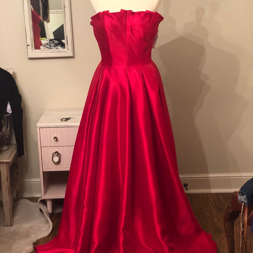 NWT Basix Black Label red gown sz 8